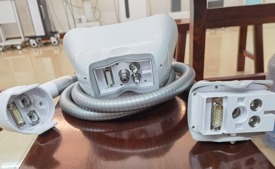 Cryolipolysis applicator quick-release mount close-up